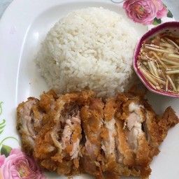 ไก่ทอดน้ำปลา ราดข้าว
