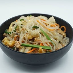 ชับแช (Korean Stir-Fried Glass Noodles)