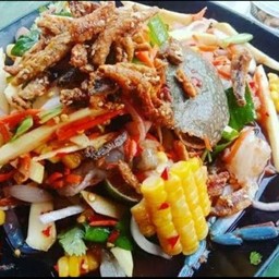 ยำมะม่วงปูม้าข้าวโพด