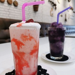 สตรอเบอรี่โยเกิร์ตสมู้ทตี้