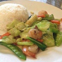 ผัดผักรวมราดข้าว