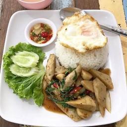 กะเพราลูกชิ้นปลาราดข้าว