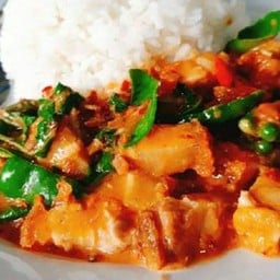 พริกแกงปลาหมึกราดข้าว