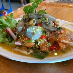 ยำแซลมอนกุ้งสด