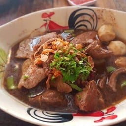 ก๋วยเตี๋ยวหมูน้ำตกรวม (พิเศษ)