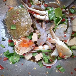 ยำปูม้ากุ้งสดหมูยอน้ำปลาร้า