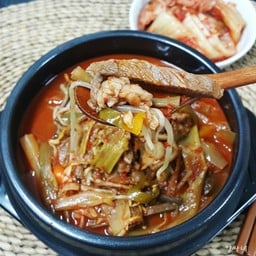 ซุปเนื้อเผ็ดใส่ผัก Yukgaejung