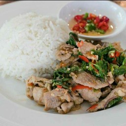 กะเพราลูกชิ้น+หมึกราดข้าว