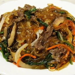 วุ้นเส้นผัดเนื้อใส่ผัก Jubchae