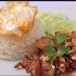 ไก่กระเทียมราดข้าว