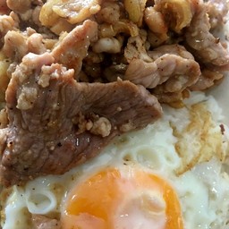 ข้าวหมูกระเทียมพริกไทย