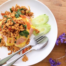 ข้าวกะเพราไก่ไข่ข้นแฮมชีส