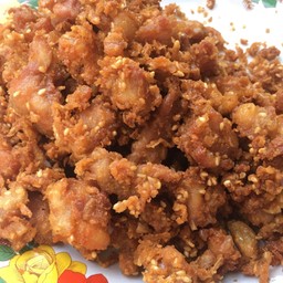 ร้านหมูทอดกระเทียม ซอยพิลาแก้ว