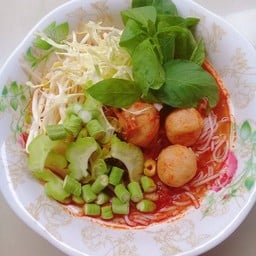 ขนมจีนน้ำยาป้าตีนไก่พิเศษ