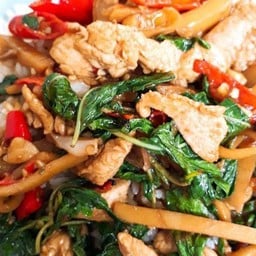 กะเพราไก่หน่อไม้ราดข้าว