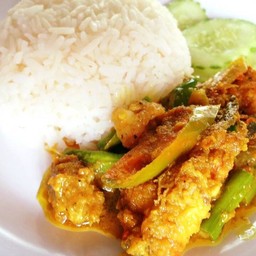 ข้าวราดผัดเครื่องแกง