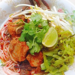 ขนมจีนน้ำยาน้ำเงี้ยวพิเศษษษ