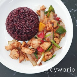 ข้าวไรซ์เบอร์รี่+ไก่ผัดเม็ดมะม่วงหิมพานต์