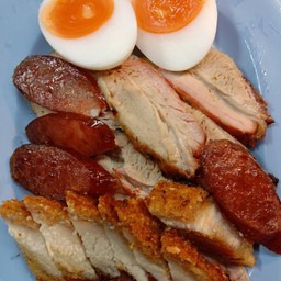 หมูแดงกับข้าวใส่ทุกอย่าง