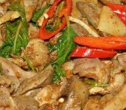 ผัดพริกแกงเครื่องในไก่หน่อไม้เหลืองราดข้าว