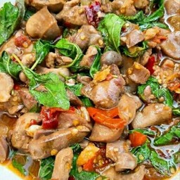 ผัดกระเพราเครื่องในไก่ราดข้าว