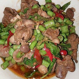 ผัดพริกแกงเครื่องในไก่ราดข้าว