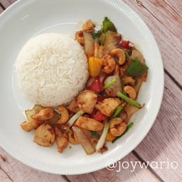 ข้าวราดไก่ผัดเม็ดมะม่วงหิมพานต์