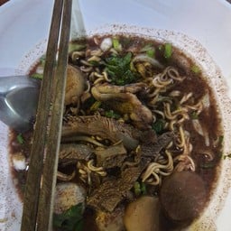 บุ้ง&แจน ก๋วยเตี๋ยว ข้าวมันไก่