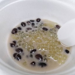 แถมขนมหวานให้ทานฟรีด้วย อร่อยด้วยค่ะ