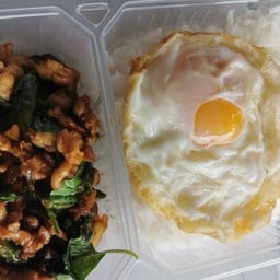 ข้าวกะเพราไก่สับไข่ดาว+เครื่องดื่ม 1 อย่าง