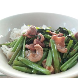 ผัดเครื่องในไก่ผักบุ้งราดข้าว