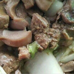 ผัดกะหล่ำปลีเครื่องในไก่ราดข้าว