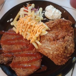 สเต็กหมู+สเต็กหมูชุปแป้งเกล็ดขนมปังทอด