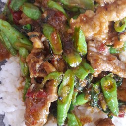 ข้าวผัดพริกแกงไก่