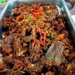 ปลาดุกทอดผัดพริกแกง