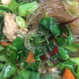 ผัดกะเพราวุ้นเส้นผักรวม