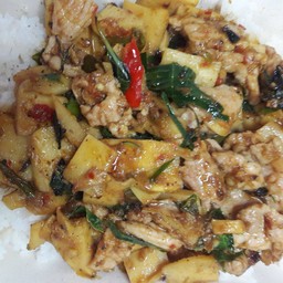 ข้าว ผัดพริกแกงหน่อไม้สดไข่ดาว