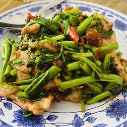 ข้าว ผัดพริกแกงผักบุ้งหมูชิ้น