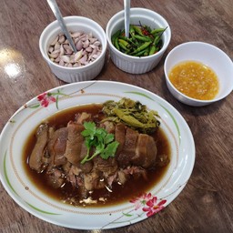 ขาหมู ชุดกลาง