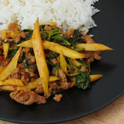 ผัดพริกแกงหน่อไม้ดองไก่ราดข้าว