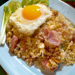 ข้าวผัดเพื่อนรัก+พิเศษไข่ดาว