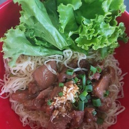 บะหมี่หน้าไก่อบซอสสูตรเข้มข้น