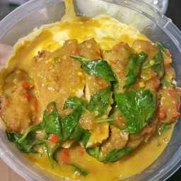 ข้าวไก่กรอบซอสเขียวหวานไข่ข้น