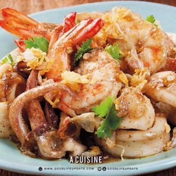 ข้าว ทะเลรวมกะเทียม (กุ้ง หมึก )