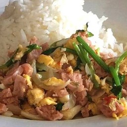 แหนมผัดไข่ราดข้าว