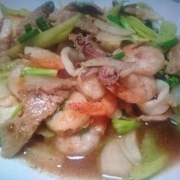 ผัดพริกหยวกทะเลทราดข้าว