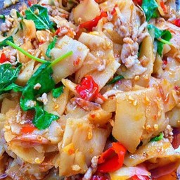 ข้าว กะเพราหมูสับหน่อไม้ดอง