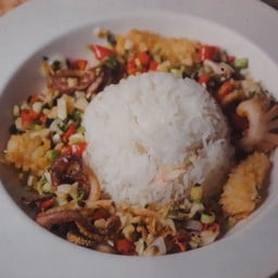 ข้าวหน้าปลาหมึกกระเทียมพริกเกลือ