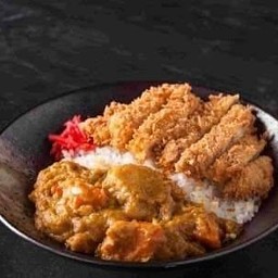 ข้าวแกงกระหรี่หมูทอด (Crunchy Pork Curry Rice)