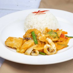 ปลาหมึกผัดไข่เค็มราดข้าว